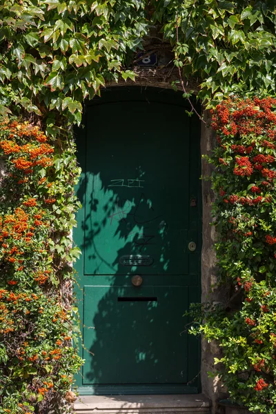 Paris - Casa em Montmarte coberta de Hera com apenas espaço para entrar pela porta . — Fotografia de Stock