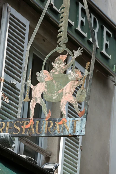 Skylt av café i stadsdelen Montmartre, Paris. — Stockfoto
