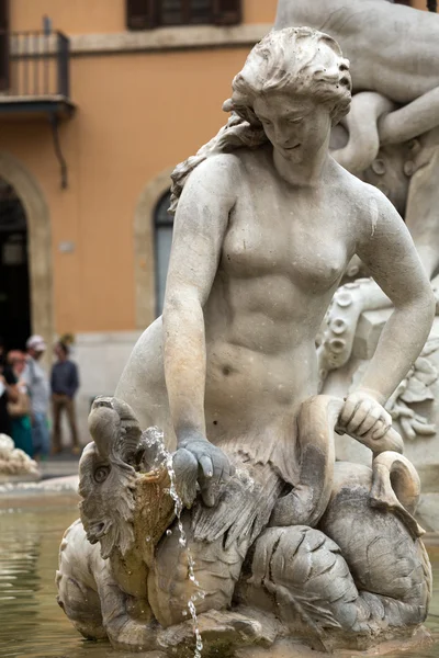 Piazza Navona Neptun Çeşmesi. Giacomo della Porta (1574) ve Antonio della Bitta tarafından tasarlanmıştır. Roma, İtalya — Stok fotoğraf