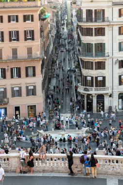 Fontana della Barcaccia ve Via dei Condotti Roma, İtalya en kutsal üçlü görüldü.