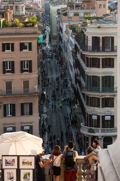 Plaza de España y Via Condotti en Roma. Esta calle es el centro de compras de moda en Roma con el taller de Bulgari, Armani, Cartier, Fendi, Gucci, Prada y otros . — Foto de Stock