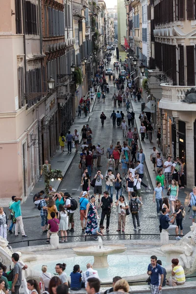 Fontana della Barcaccia og Via dei Condotti sett fra Den Hellige Treenighet i Roma, Italia . – stockfoto