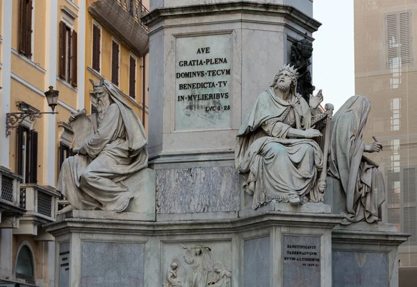Рим - біблійну статуями на базі Colonna dell'Imacolata — стокове фото