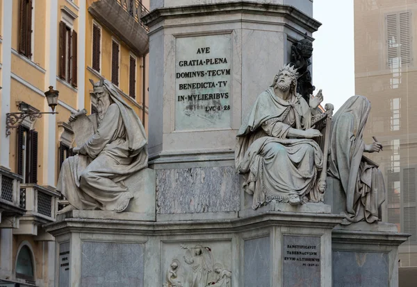 Rom - biblische Statuen am Fuße der colonna dell 'imacolata — Stockfoto