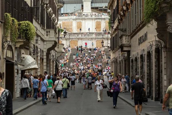 Schody Hiszpańskie i Via Condotti w Rzymie. Ulica ta jest centrum mody zakupy w Rzymie z pracowni Bulgari, Armani, Cartier, Fendi, Gucci, Prada i inni. — Zdjęcie stockowe