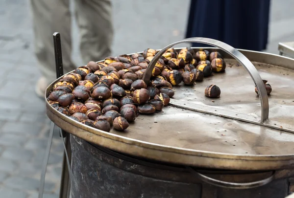 Roosteren kastanjes op de grill door een straatverkoper in rome, Italië — Stockfoto