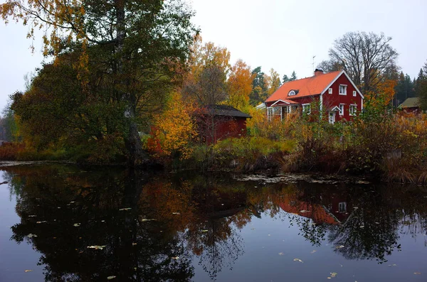 スウェーデン ボックハンマー 2018年10月12日 穏やかな湖の近くの秋の森の伝統的な赤い木製のスウェーデンの家 — ストック写真