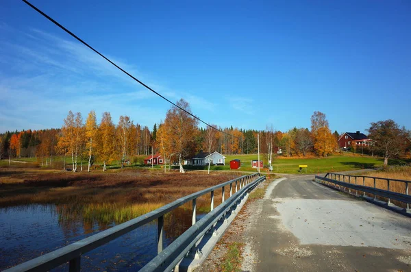 2018年10月15日スウェーデン イヴァルビン スウェーデンの秋 伝統的な木製のスウェーデンの家と田舎の風景 — ストック写真