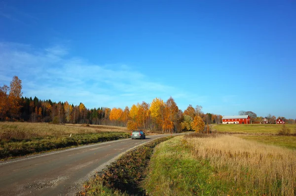 2018年10月15日スウェーデン フラムシュタン スウェーデンの農村部の秋 フィールド 伝統的な赤い木製のスウェーデンの家に車で田舎の風景 — ストック写真