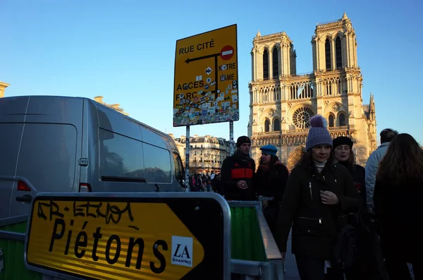 フランス 2018年11月18日 夕方のパリのノートルダム大聖堂前の人々 道路標識 交通機関の混乱黄色の日差し — ストック写真