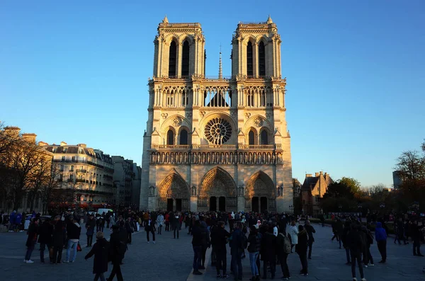法国巴黎 2018年11月18日 巴黎圣母院在黄昏时分 许多人在它前面的阴影里 — 图库照片