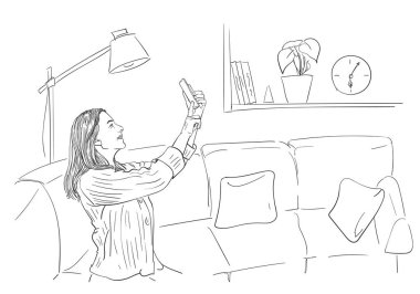 Akıllı telefondan video konuşması yapan ya da selfie çeken bir kadın, rahat bir şekilde kanepede oturmuş ev atmosferini rahatlatıyor, kendini izole ediyor, el çizimi çizimi çizimi Vector skeci.