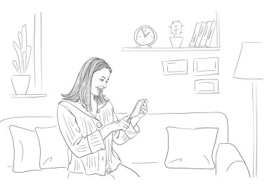 Tablet kullanan ve gülümseyen bir kadın, rahat bir ev atmosferinde koltukta oturuyor, Coronavirus karantina zamanında kendini izole ediyor,