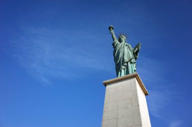Paris 'te Özgürlük Anıtı, mavi gökyüzünün arka planında izole edilmiş.