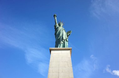 Paris, Fransa - 21 Kasım 2018: Özgürlük Heykeli, ortadaki mavi gökyüzünün arka planında izole edilmiş