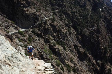Everest Yolu, Turist Pangboche - Portse üst patikasında yürüyüş yapıyor. Himalayalar, Sagarmatha Ulusal Parkı, Solukhumbu, Nepal
