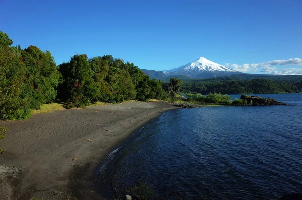 Şili Nin Doğası Güzel Manzara Villarrica Gölü Ndeki Karanlık Volkanik — Stok fotoğraf