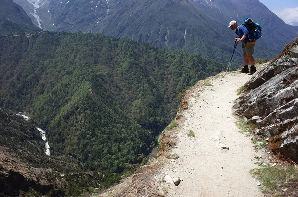 Everest Trek Turista Mirando Hacia Abajo Desde Peligrosa Pasarela Montaña —  Fotos de Stock