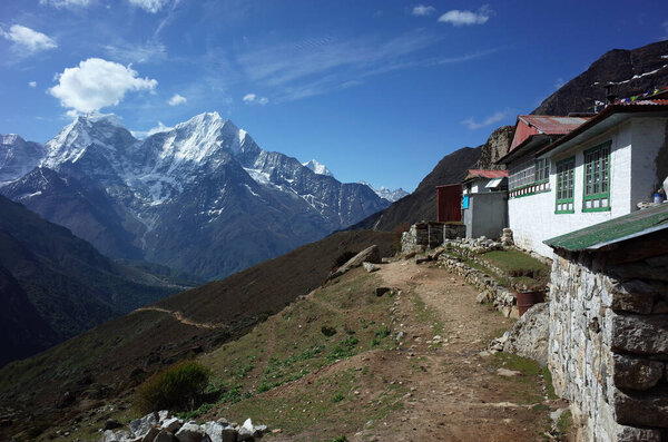 Пешие прогулки в Гималаях Непала, Тропа от Намче до Гокио лежит рядом с домом в маленькой деревне Лабарма, горы Тамсерку на заднем плане