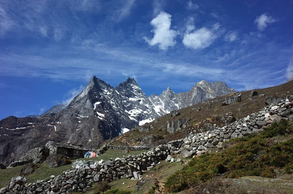 Senderismo Nepal Himalayas Muralla Piedra Cresta Montañosa Khumuche Himal Visto —  Fotos de Stock