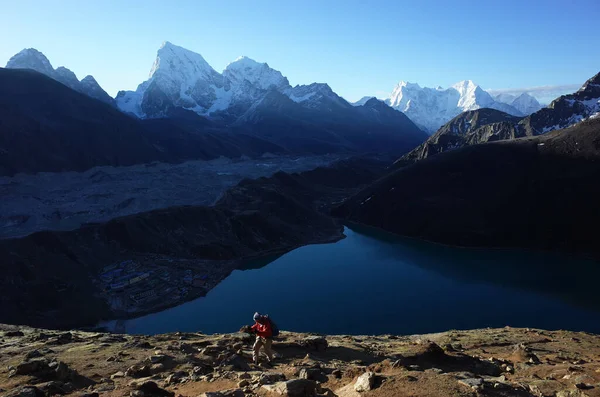 Senderismo Nepal Himalayas Paseo Turístico Masculino Hasta Gokyo Vista Del —  Fotos de Stock