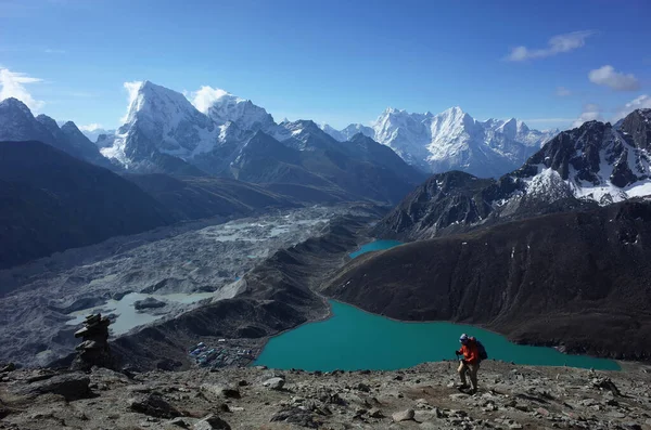 Senderismo Nepal Himalayas Turista Masculino Caminando Hasta Gokyo Con Vista —  Fotos de Stock