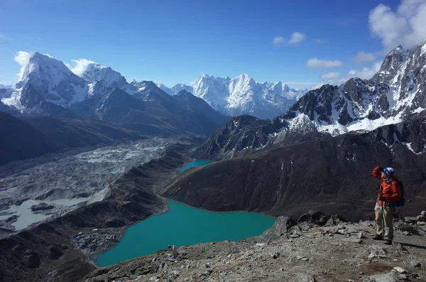 Senderismo Nepal Himalayas Turista Masculino Gokyo Con Vista Lago Gokyo —  Fotos de Stock
