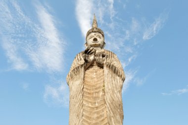 Buda mavi gökyüzü arka plan üzerinde