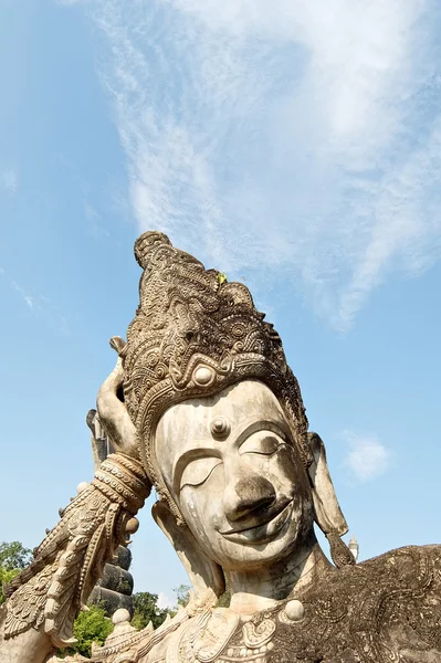 A fekvő Buddha a Buddha Park vezetője — Stock Fotó