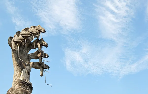 Sculpture de serpent dans le parc Bouddha — Photo