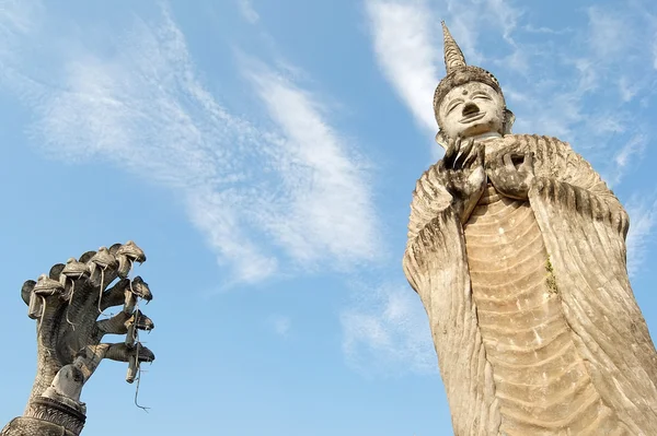 Buddha a háttér a kék ég — Stock Fotó