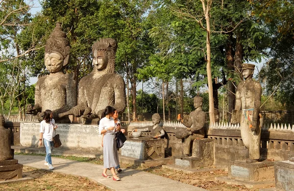 Les gens marchent dans Buddha Park — Photo