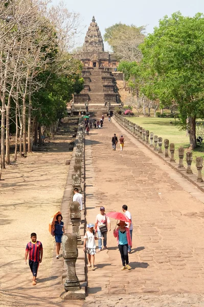 Tourists walking in Historical Park — Stock Photo, Image