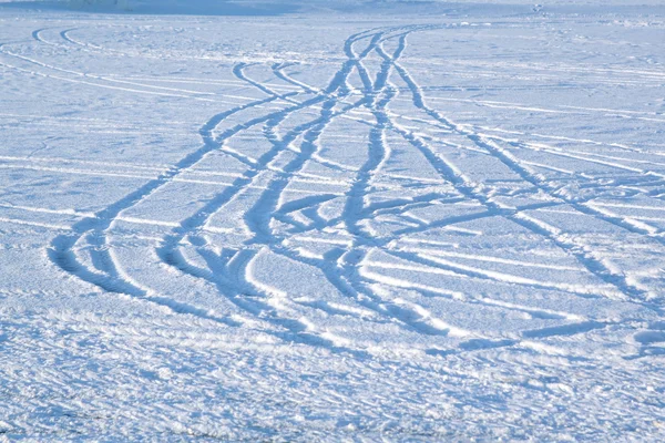 Bandensporen in de sneeuw — Stockfoto