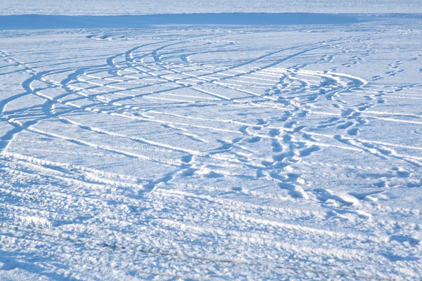 Trilhas de pneus na neve — Fotografia de Stock