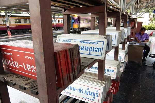 Placas de tren almacenadas en estantes —  Fotos de Stock