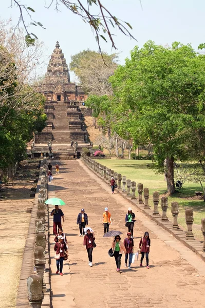 Tourists walking in Historical Park — Stock Photo, Image