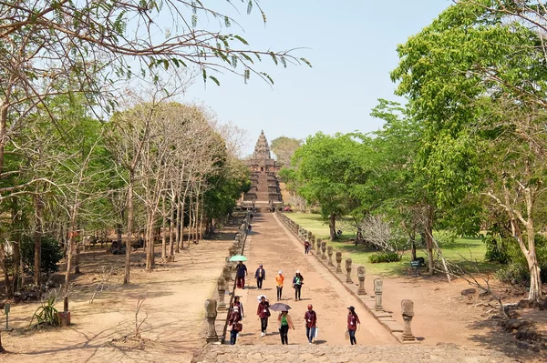 Toeristen lopen in Historical Park — Stockfoto