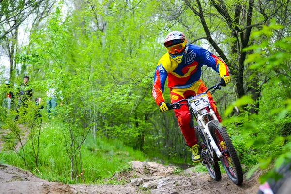 DH Biker professionnel fait du VTT sur la piste de l'île de Khortytsya pendant la compétition Iron Bridge, une étape de la Coupe d'Ukraine de descente — Photo