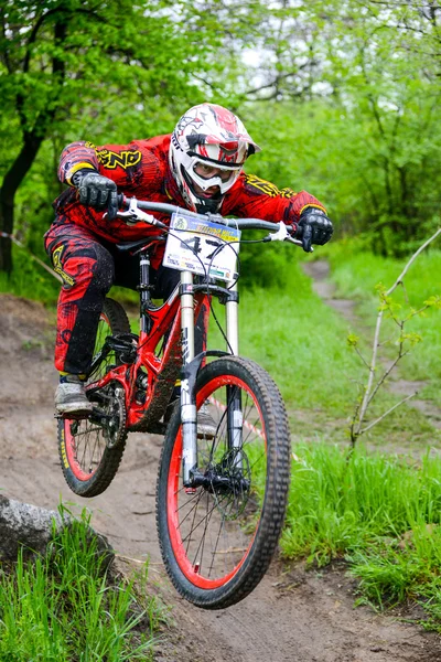 DH Biker professionnel fait du VTT sur la piste de l'île de Khortytsya pendant la compétition Iron Bridge, une étape de la Coupe d'Ukraine de descente — Photo