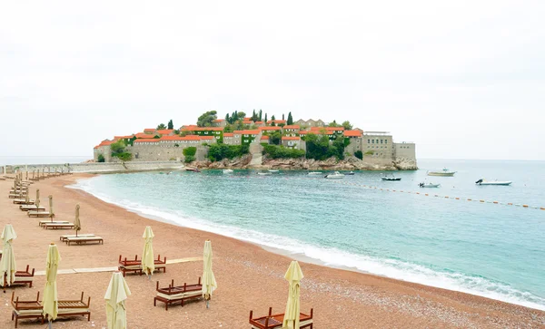 Playa de arena de lujo cerca de Island and Resort Sveti Stefan, Montenegro. Balcanes, Mar Adriático, Europa . — Foto de Stock