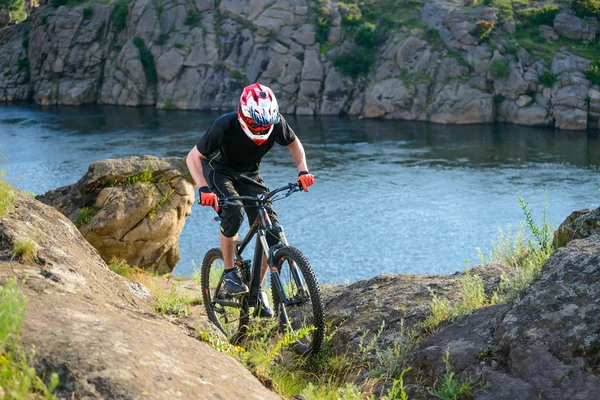 Profesionální cyklista, jízda na kole na krásné horské stezky na jaře. Extrémní sporty — Stock fotografie