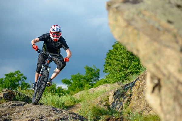 Ciclista profissional montando a bicicleta no belo Spring Mountain Trail. Esportes radicais — Fotografia de Stock