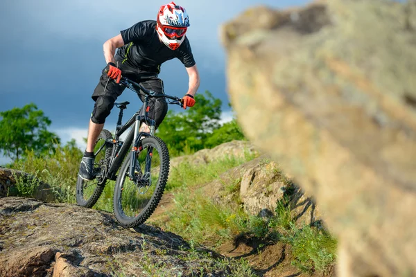 Ciclista profissional montando a bicicleta no belo Spring Mountain Trail. Esportes radicais — Fotografia de Stock