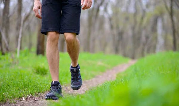 Nærbilde av Sportsman 's Legs Walking on the Trail in the Wood. Aktiv livsstil – stockfoto
