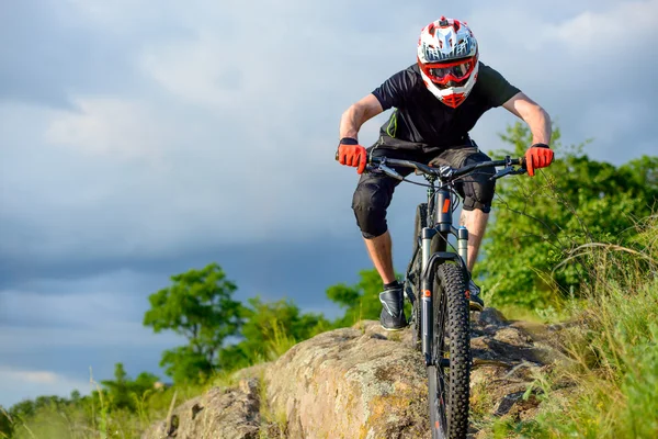 Ciclista profesional montando la bicicleta en el hermoso sendero de montaña de primavera. Deportes extremos — Foto de Stock