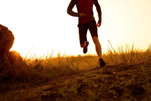 Close-up of Sportsman 's Legs Running on the Rocky Mountain Trail at Sunset. Estilo de vida activo —  Fotos de Stock