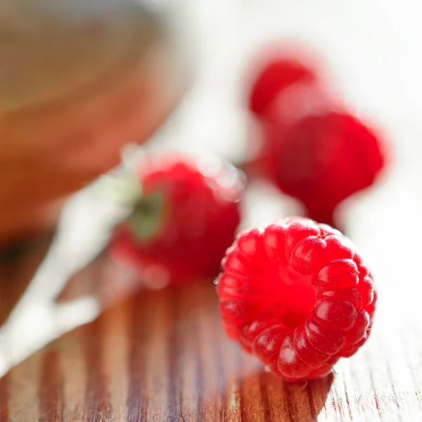 Frambuesa dulce madura fresca en el fondo de madera. Alimentos orgánicos frescos — Foto de Stock