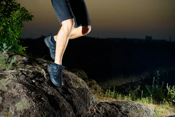 Close-up of Sportsman's Legs Running on the Rocky Mountain Trail at Night. Active Lifestyle — Stock Photo, Image