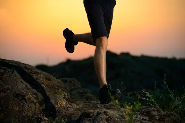 Close-up of Sportsman 's Legs Running on the Rocky Mountain Trail at Night (en inglés). Estilo de vida activo — Foto de Stock